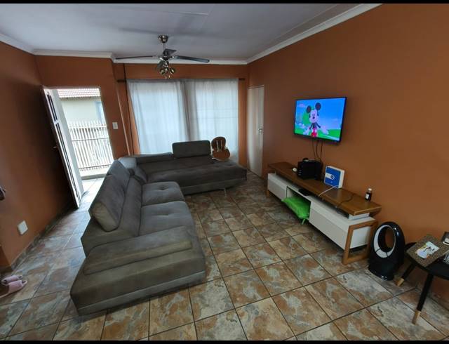 3 BEDROOM TOWNHOUSE FOR SALE IN OOS EINDE